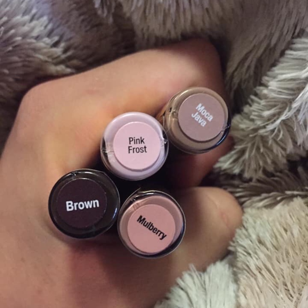 Lip sense eye shadow